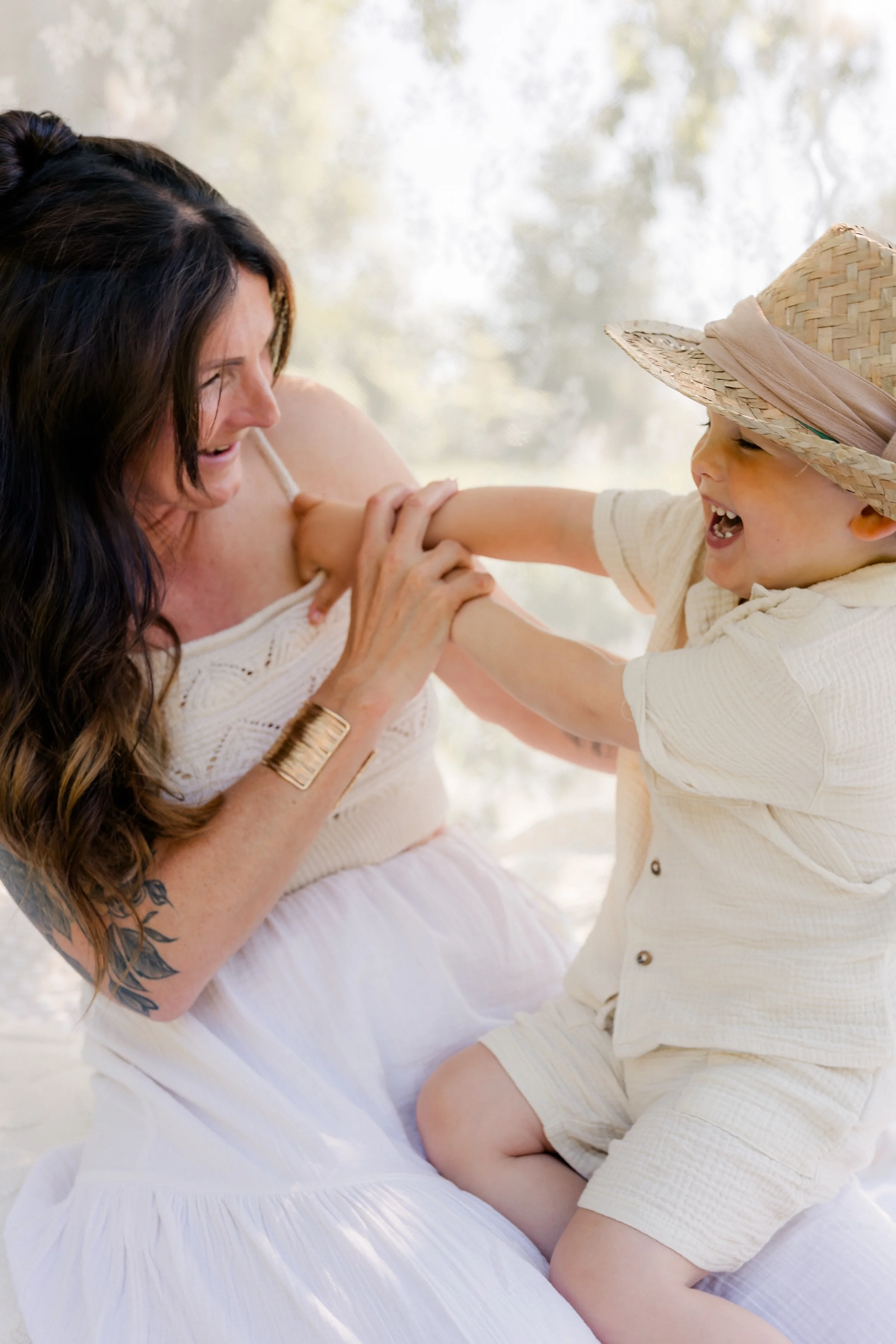 Mama und Kind lachen zusammen